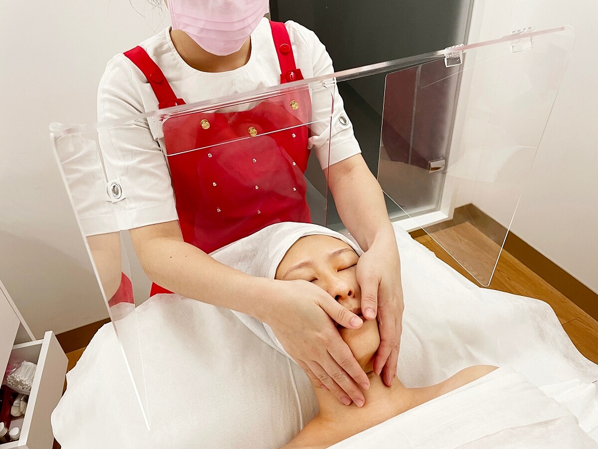 克蘭詩為護膚會特別準備防疫護膚罩。