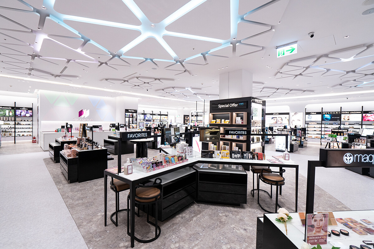 在iGLAMOUR愛.迷人,彩妝、保養、香氛、髮品均可一站購足。