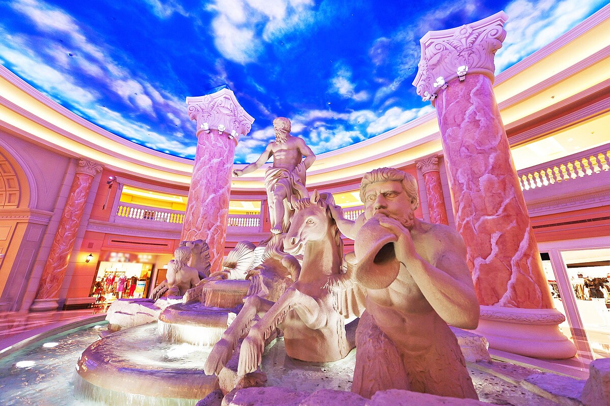 義大Outlet Mall中庭的「羅馬天幕」造景,讓人宛如置身歐洲街頭。