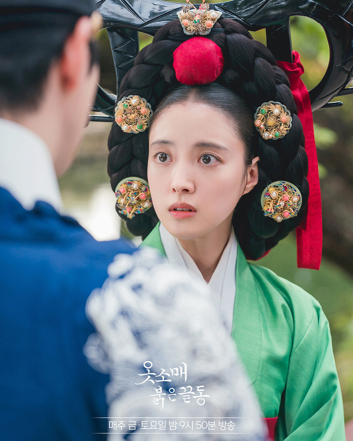 衣袖紅鑲邊 好好的成年禮被卻因身世被羞辱