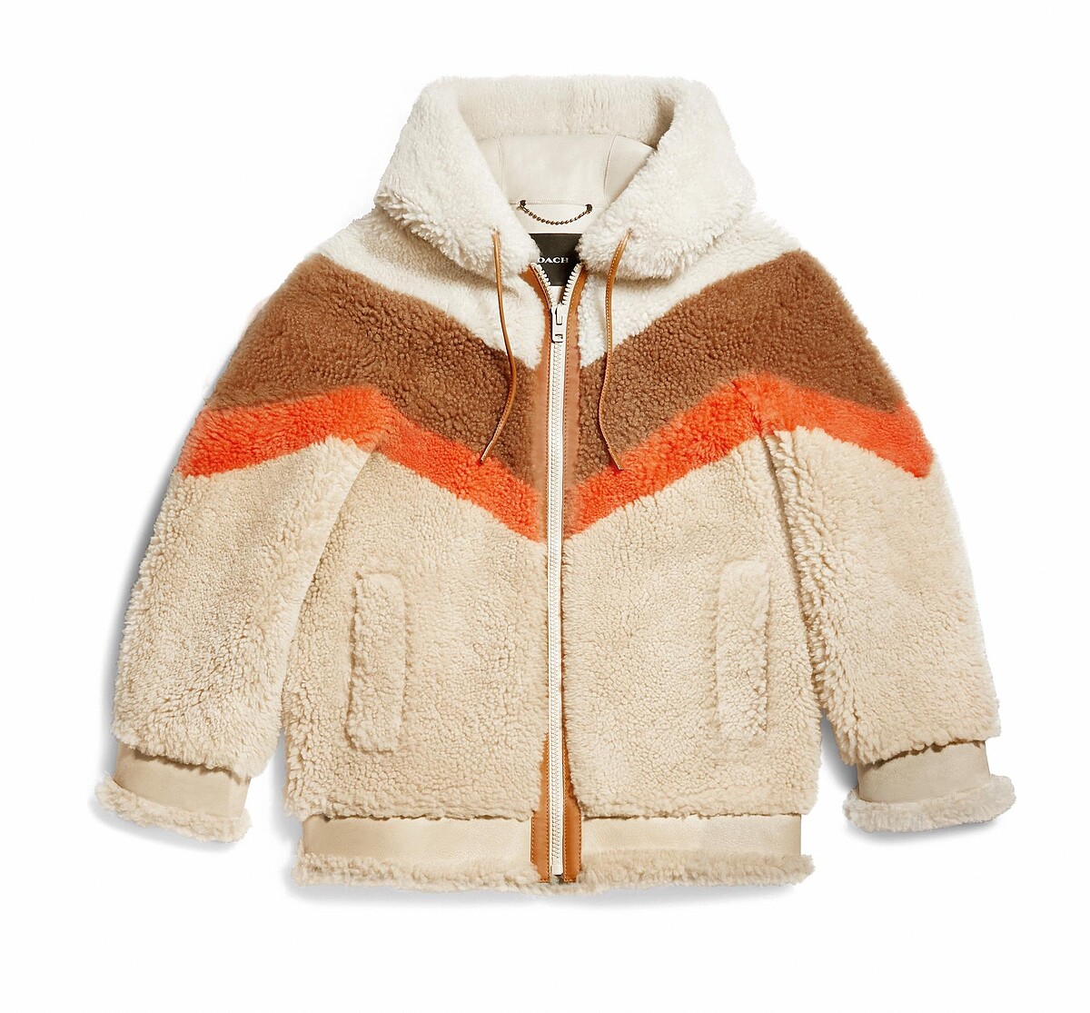 昆凌身著【Coach撞色Shearling連帽夾克】，此件外套售價NT$87,800