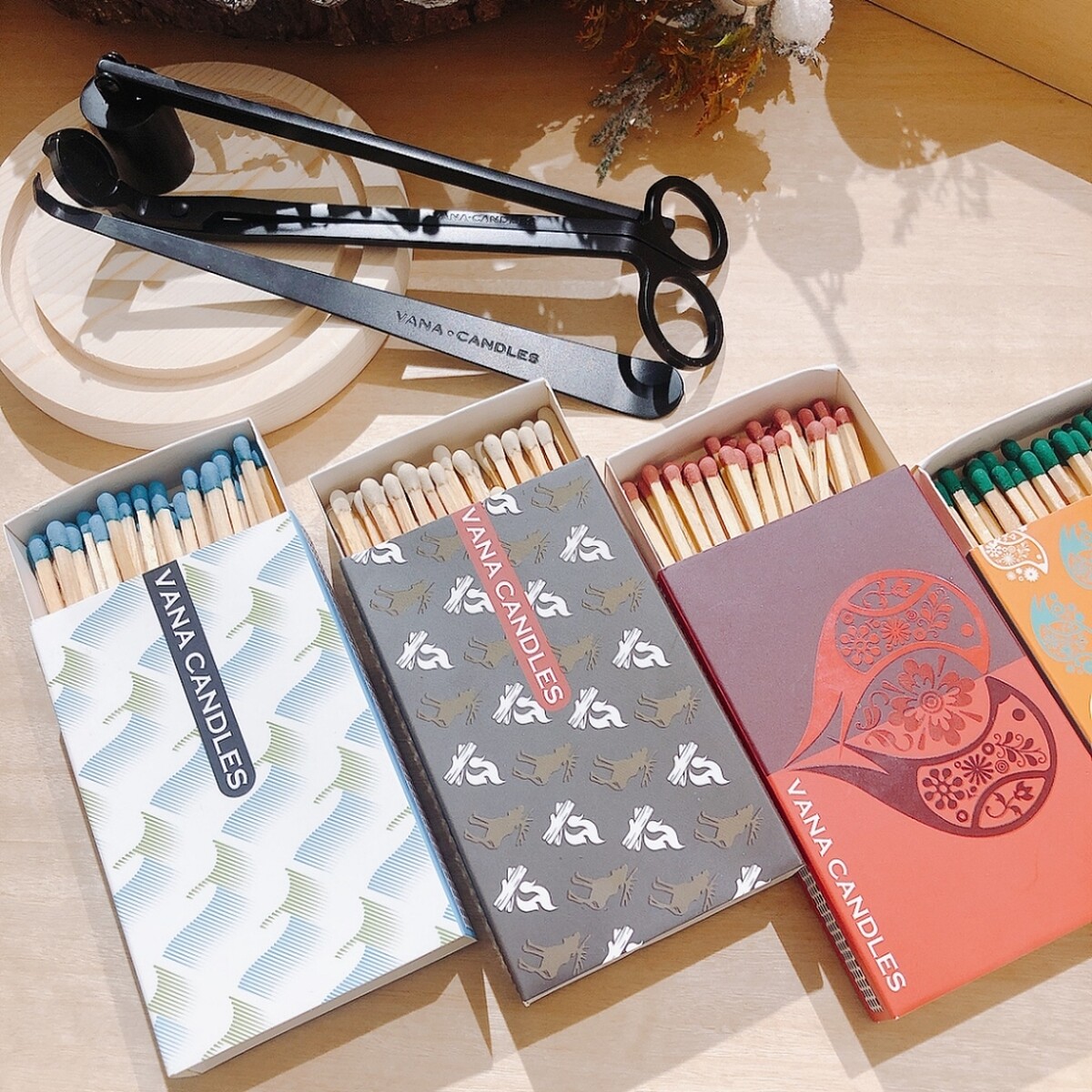 Vana Candles特色長枝火柴盒與蠟燭配件。