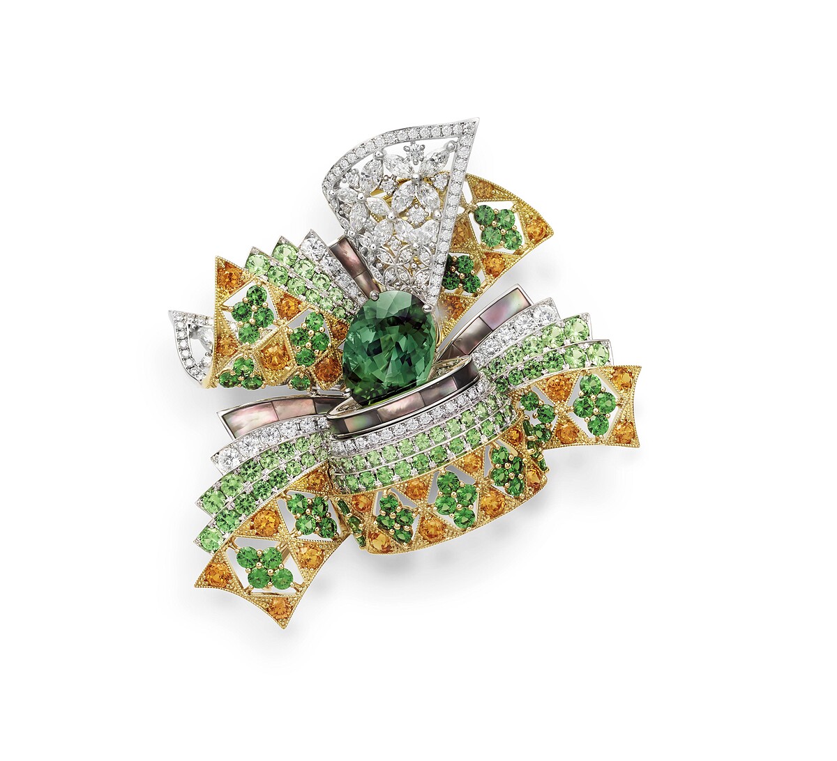 Mikimoto The Japanese Sense of Beauty系列 &ndash; 十二單衣造型夏之胸針，參考價格約NT$2,770,000