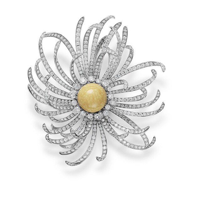 Mikimoto The Japanese Sense of Beauty系列 &ndash; 美樂珠菊花造型胸針，參考價格約NT$11,100,000