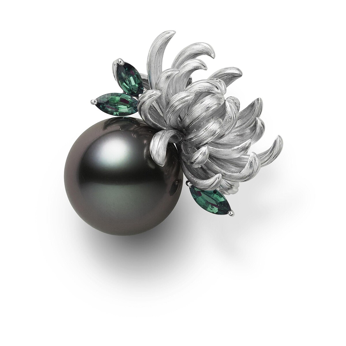 Mikimoto The Japanese Sense of Beauty系列 &ndash; 菊花造型黑珍珠胸針，參考價格約NT$828,000