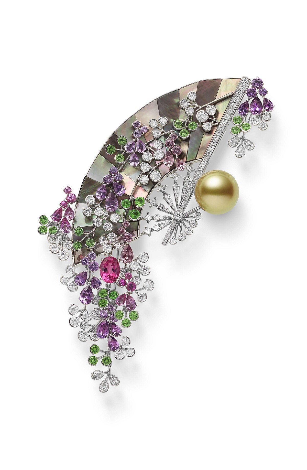 Mikimoto The Japanese Sense of Beauty系列 &ndash; 秋夜花卉摺扇造型胸針，參考價格約NT$3,690,000