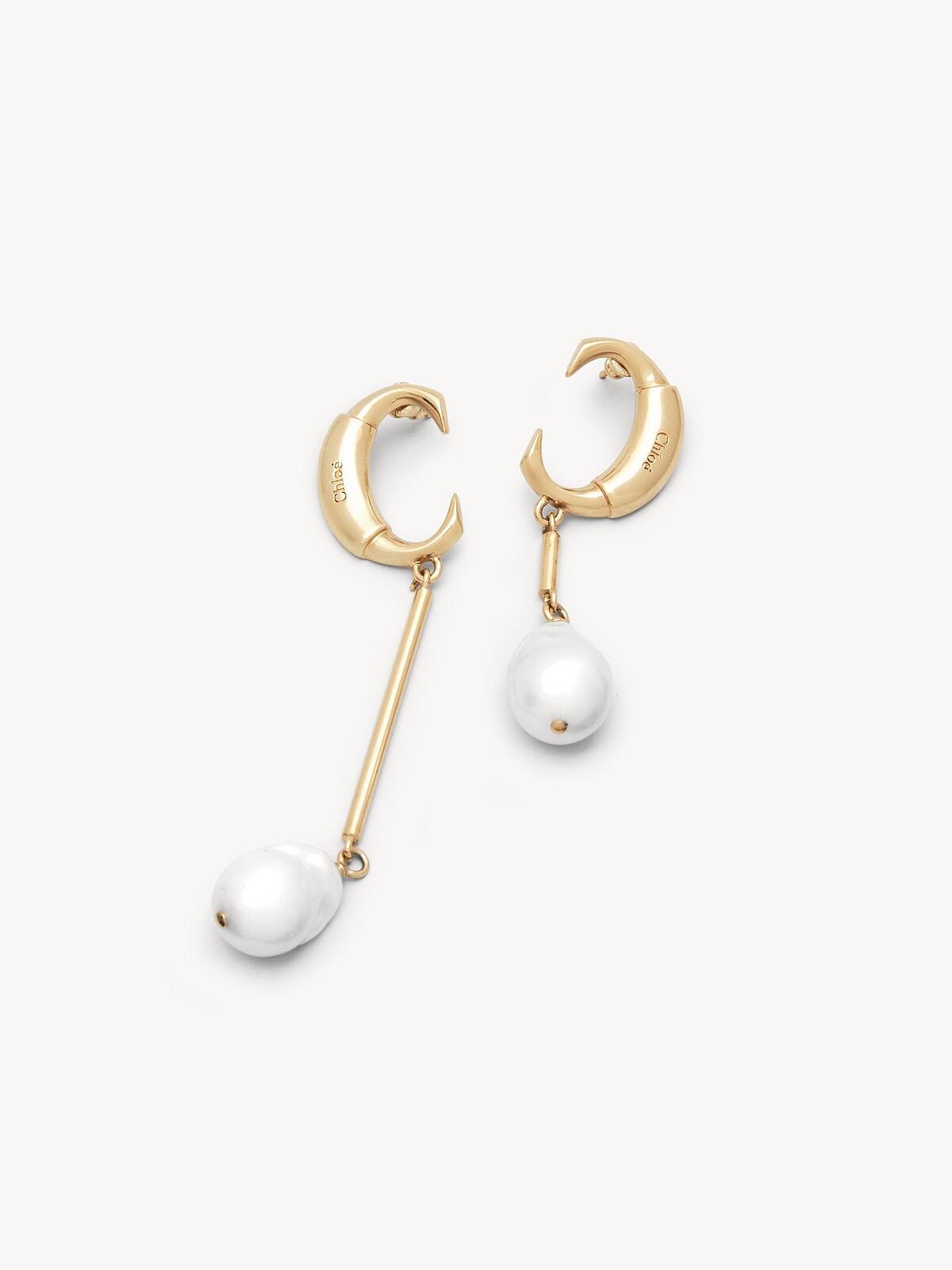 Chlo&eacute; Darcey 金色珍珠耳環，NT15,500。