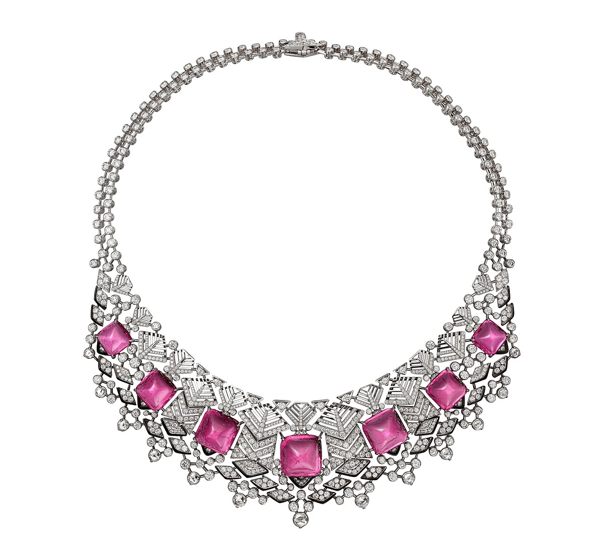 曾之喬穿戴：LEITMOTIV紅碧璽項鍊 白K金，7顆塔糖形切割紅碧璽，總重量68.10 克拉，縞瑪瑙、玫瑰式切割鑽石，明亮式切割鑽石。 參考價格約NT$ 32,800,000