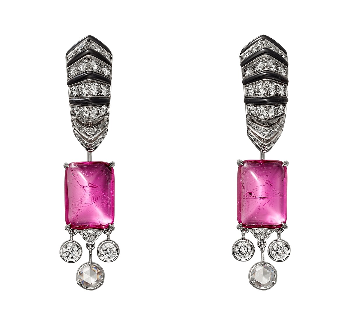 曾之喬穿戴：LEITMOTIV紅碧璽耳環 白K金、兩顆總重9.67克拉的塔糖形切割紅碧璽、縞瑪瑙、玫瑰式切割鑽石、明亮式切割鑽石。 參考價格約NT$ 6,650,000