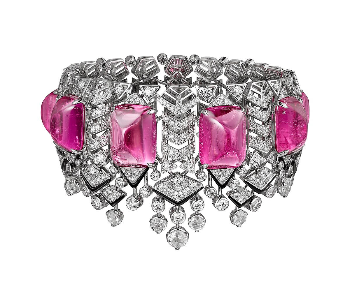 曾之喬穿戴：LEITMOTIV紅碧璽手環 白K金，6顆塔糖形切割紅碧璽，總重量60.52 克拉，縞瑪瑙、玫瑰式切割鑽石，明亮式切割鑽石。 參考價格約NT$ 27,200,000