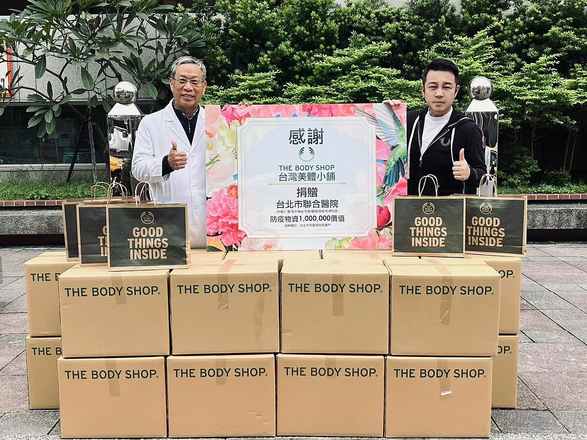 台灣「THE BODY SHOP美體小舖」捐贈100萬綠色美妝產品予台北市立聯合醫院，呵護第一線醫護人員，左台北市立聯合醫院為仁愛院區院長 蕭勝煌，右為台灣「THE BODY SHOP美體小舖」董事長曾峙屏。