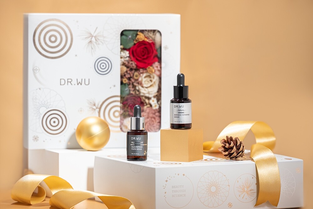DR.WU 2021聖誕禮盒「超逆齡全能修復雙精華限定組」匯集兩大抗老精華。
