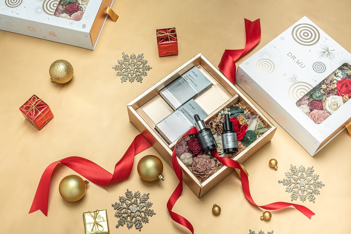 DR.WU 聖誕禮盒除了角鯊潤澤修復精華、超逆齡多肽修復精華這兩大抗老精華，更加贈市價NT2,000永生花禮。