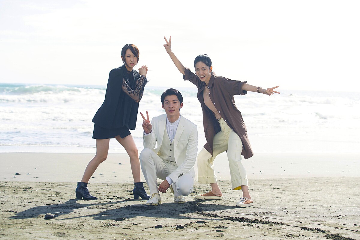 《無神之地不下雨》許光漢（中）客串造物主「Kakarayan」，台東海邊現身合體柯佳嬿（左）、曾之喬