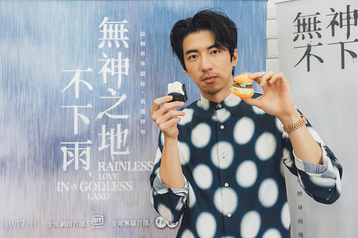 《無神之地不下雨》傅孟柏巧手用黏土做出在劇中象徵守護的「鮭魚飯糰」，以及「漢堡」，細節逼真