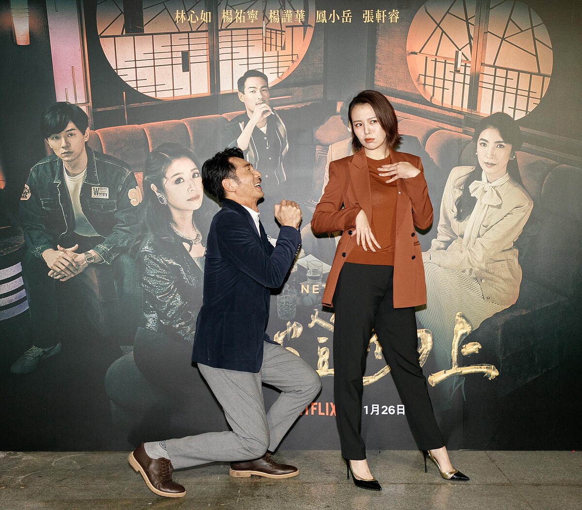 《華燈初上》李李仁（左）角色上身，向「花子」劉品言道歉求饒