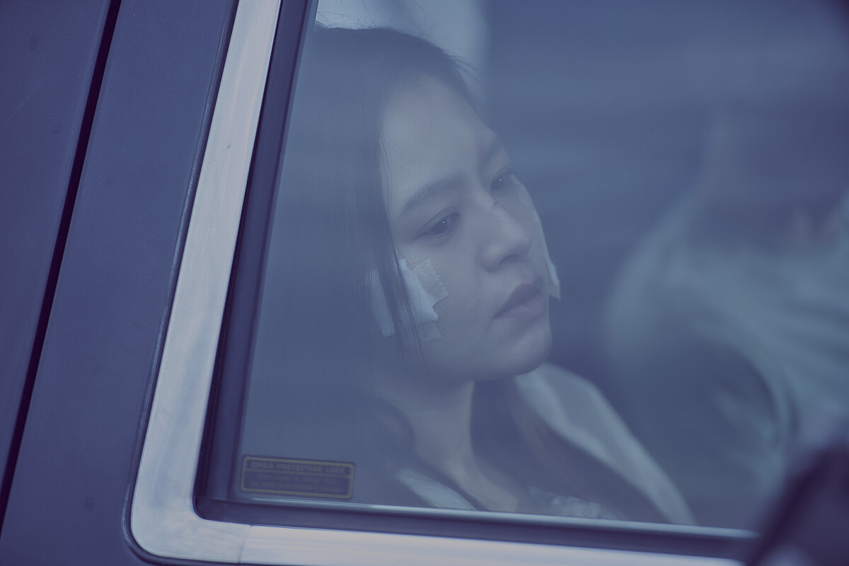 《華燈初上》劉品言飾演的「花子」遭「彪哥」欺凌侵害，深受網友心疼