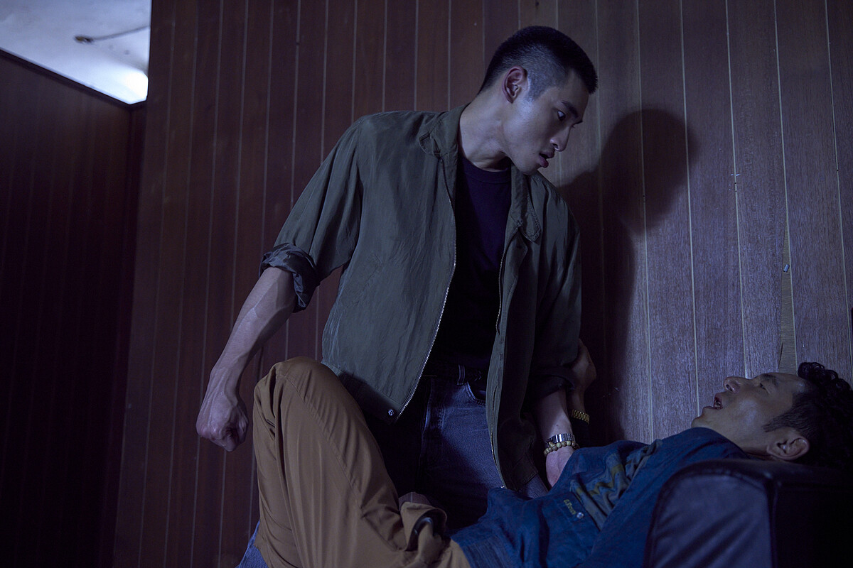 《華燈初上》章廣辰（左）飾演刑警「阿達」，怒揍李李仁飾演的「彪哥」