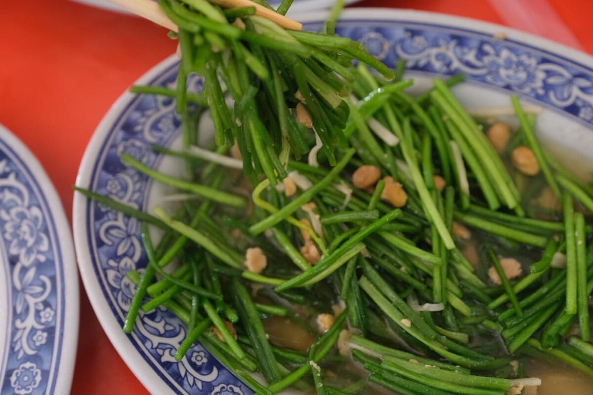 以黃豆醬、薑絲拌炒水蓮。