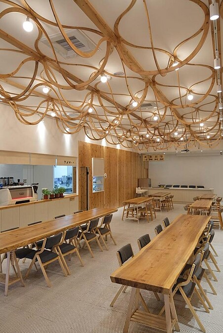 天花板木頭飾板以客家文化編織技藝作為發想。