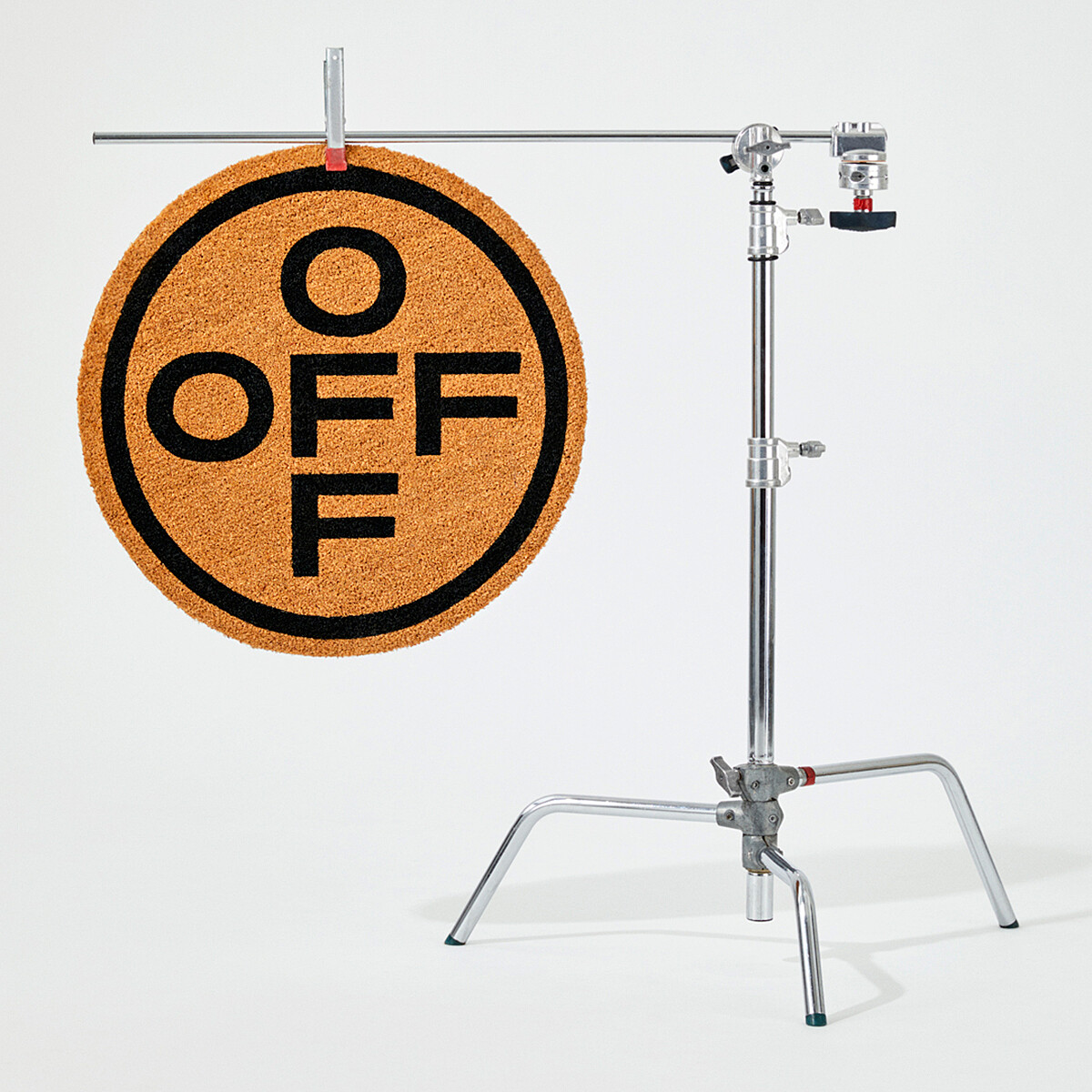 OFF字樣圓形門墊，NT4,500。