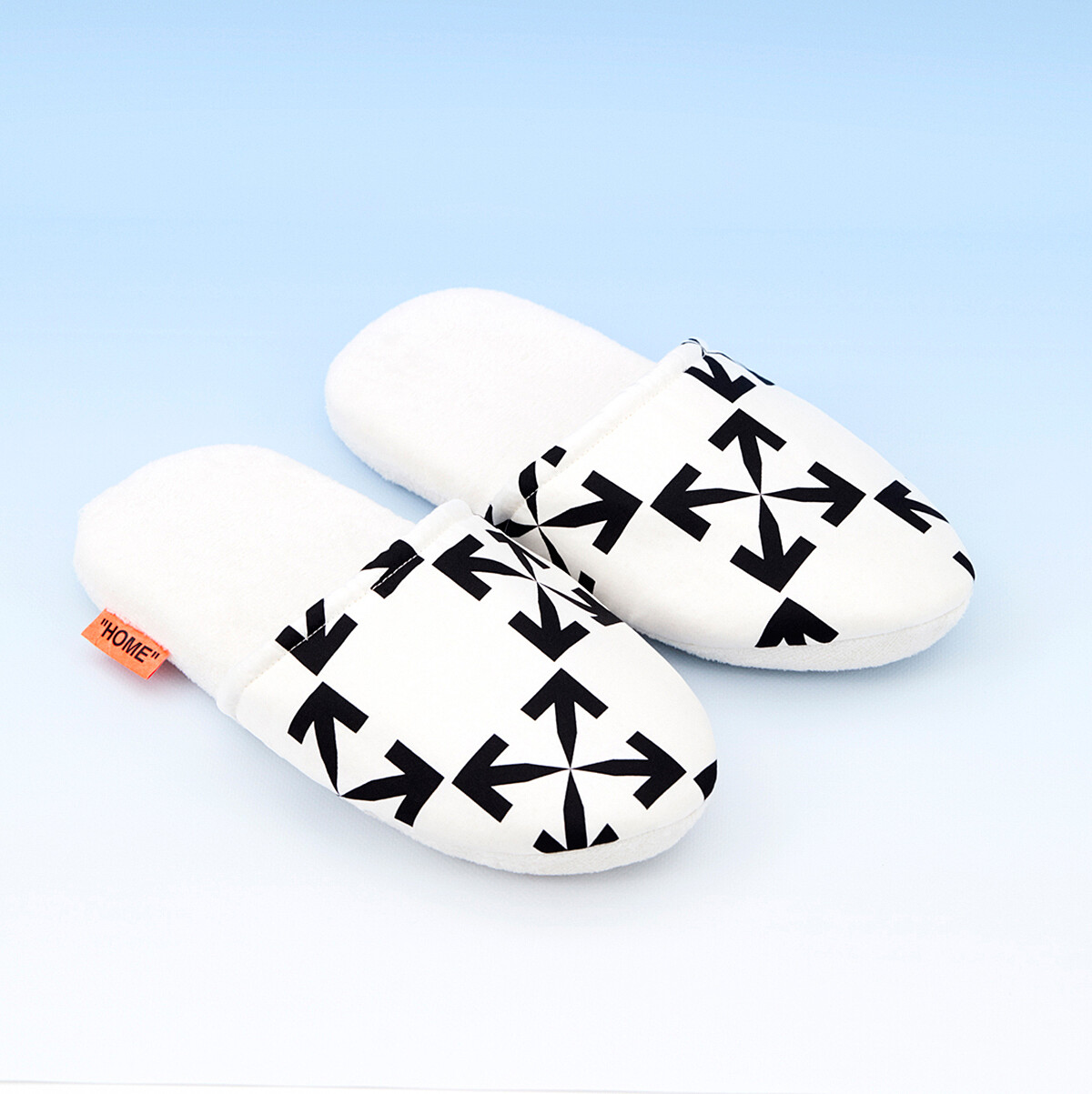 箭頭圖案室內拖鞋，NT4,100。
