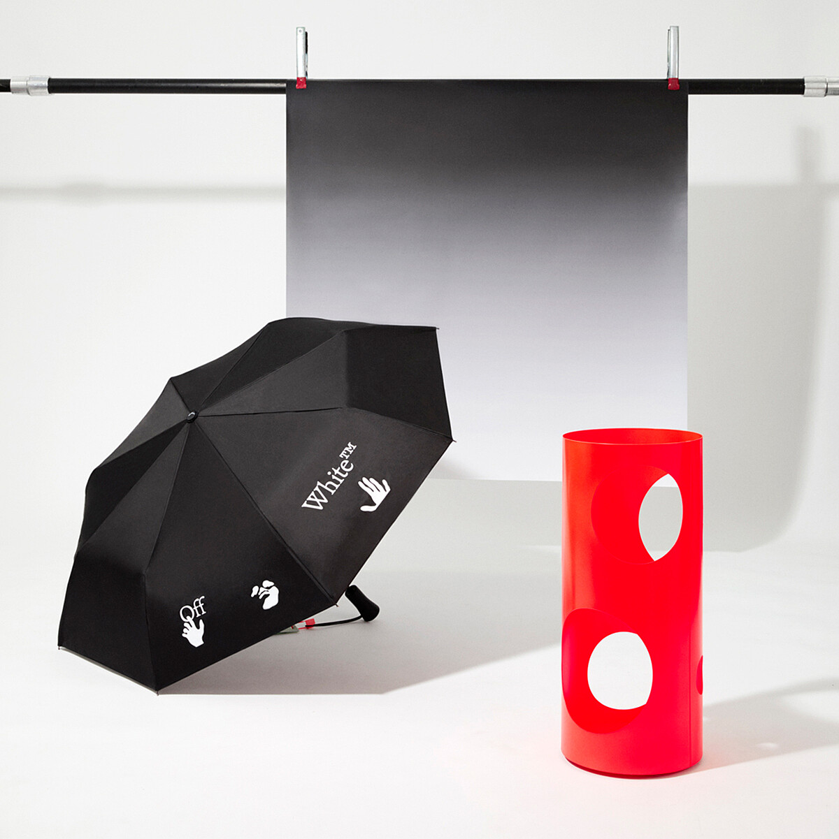 Logo黑色雨傘，NT4,600。