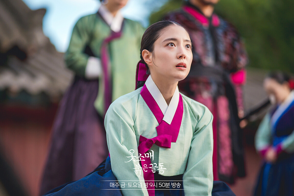 衣袖紅鑲邊 德任面臨斬首的危機