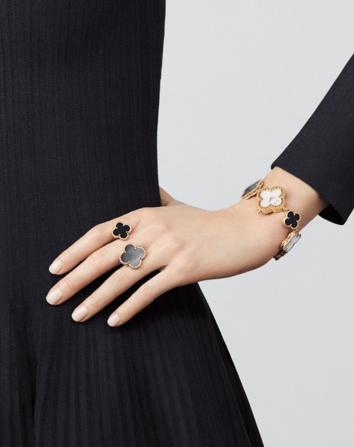 Van Cleef & Arpels Alhambra系列珍珠母貝面盤女錶