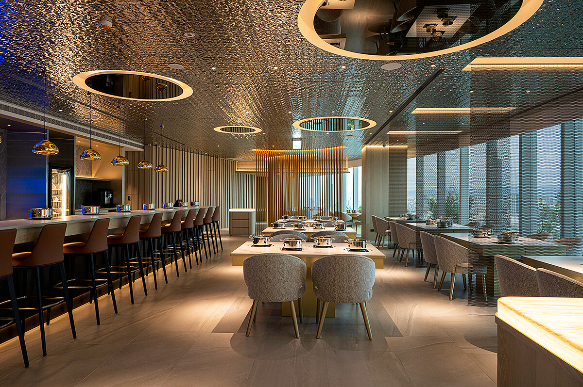 室內空間挑高，並有環景落地窗。