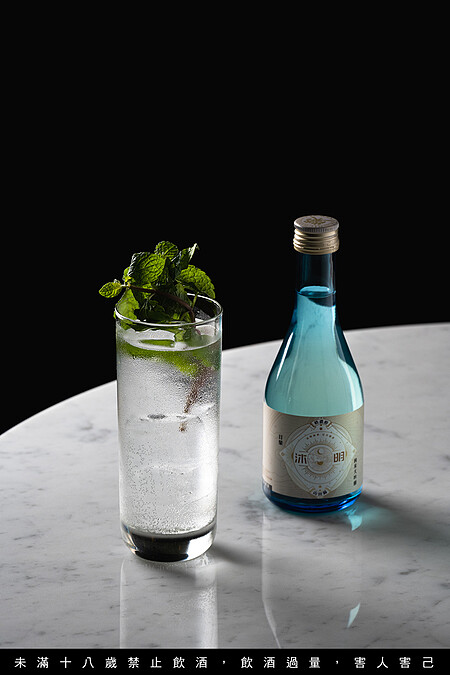 由日榮中村酒造量身打造專屬的「沐明清酒」，汲取地下170米深清甜甘冽，口感純淨，屬精米步合50%的純米大吟釀。