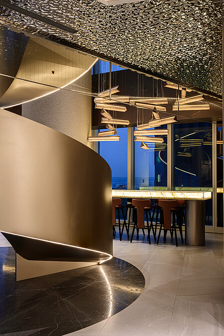 通往28樓的迴旋樓梯。