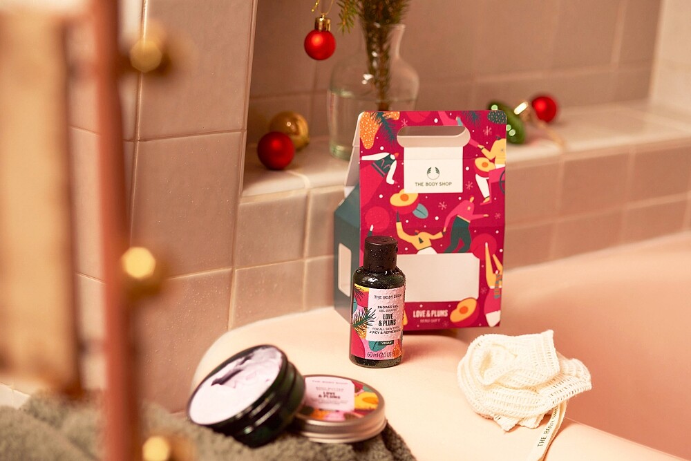 THE BODY SHOP愛他人Love & Plums紫梅香氛沐浴系列(沐浴膠、滋養霜與沐浴球)，NT580