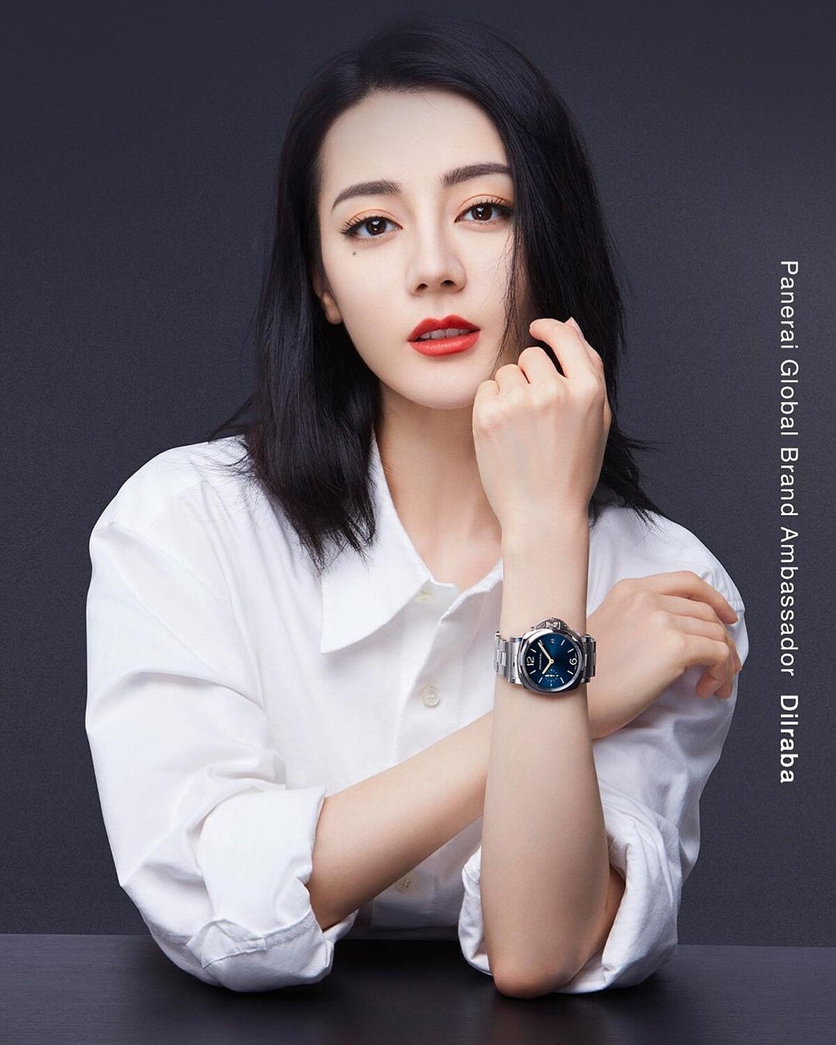 迪麗熱巴配戴的是Luminor Due 38mm PAM01123,首款搭載精鋼錶鍊的Luminor Due作品。