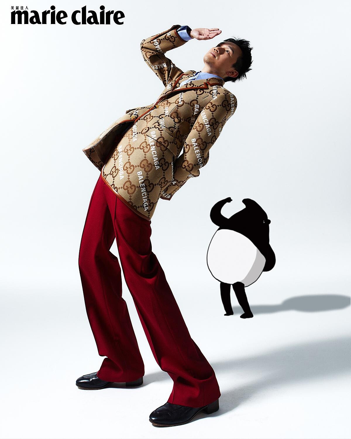 畫上柔焦的馬來貘，Cherng將讓牠稍微後退一點點，但繼續亂入自己的作品中。／The Hacker Project 印花西裝外套、藍色襯衫、紅色長褲、黑色馬銜鍊樂福鞋，all by Gucci。