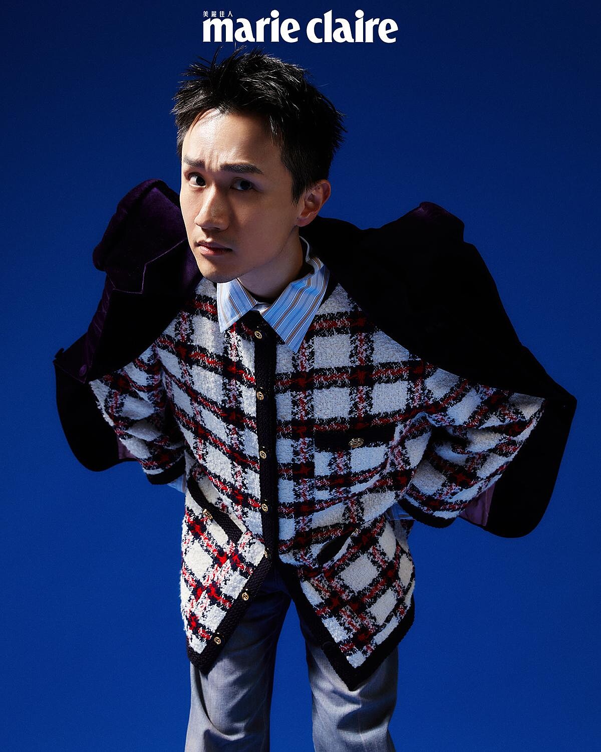 暗紫色西裝外套、格紋針織衫、藍色條紋襯衫、藍色單寧長褲，all by Gucci。