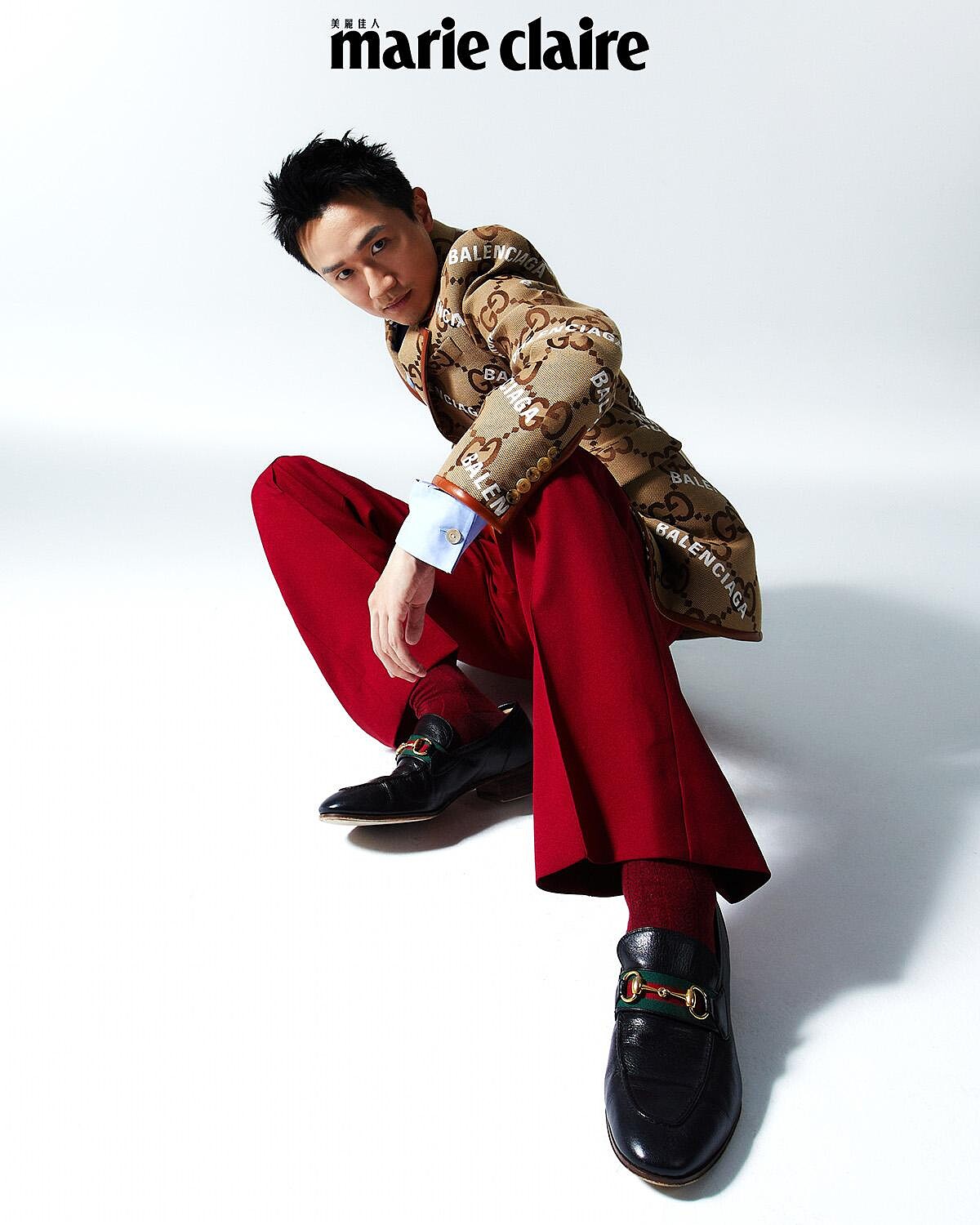 The Hacker Project 印花西裝外套、藍色襯衫、紅色長褲、黑色馬銜鍊樂福鞋，all by Gucci。