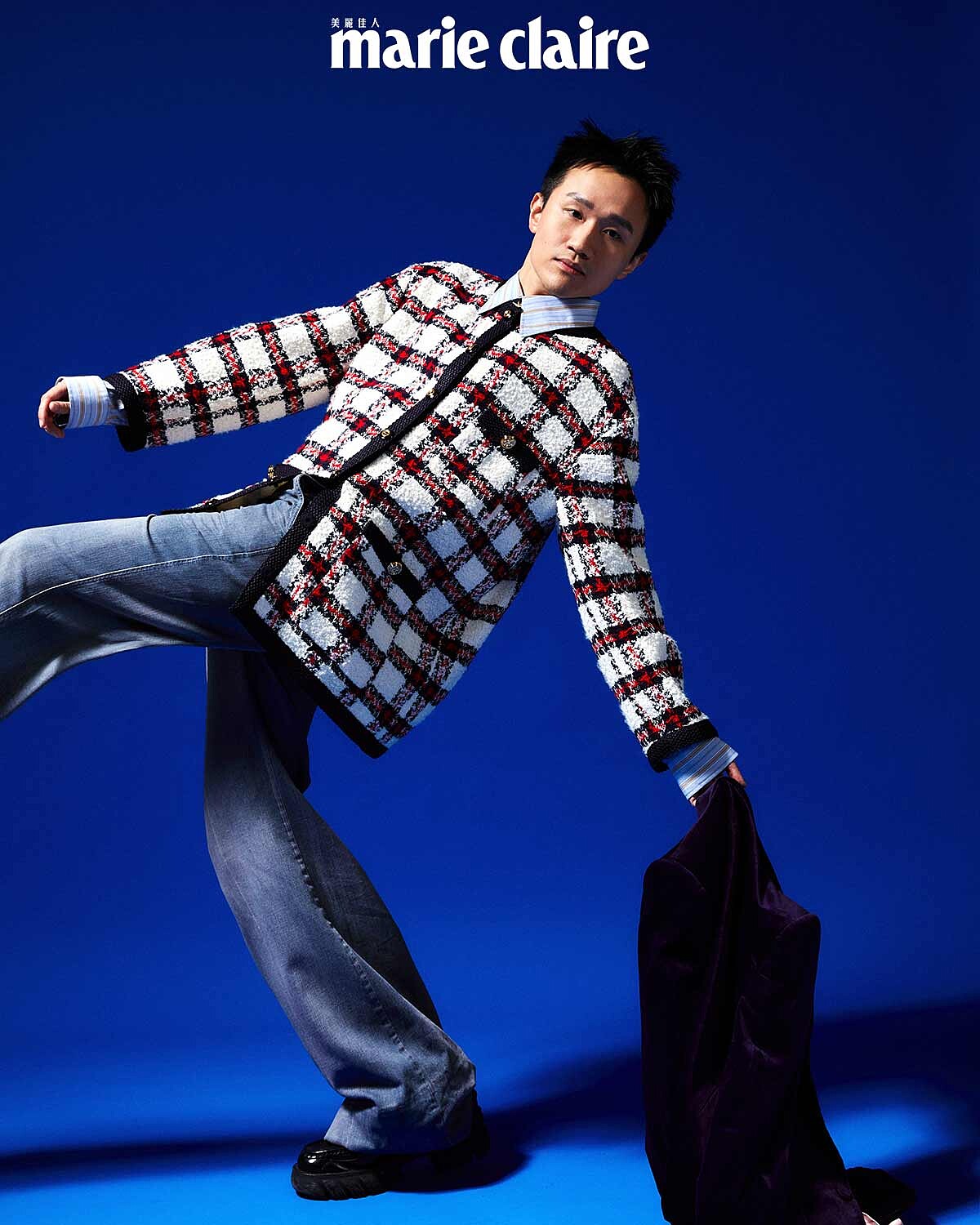 暗紫色西裝外套、格紋針織衫、藍色條紋襯衫、藍色單寧長褲、黑色厚底樂福鞋，all by Gucci。