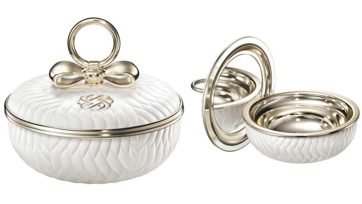 黛珂永恆祈願蜜粉擁有如同優美工藝品般的粉盒，將粉芯取出後也能當作珠寶飾品盒使用。