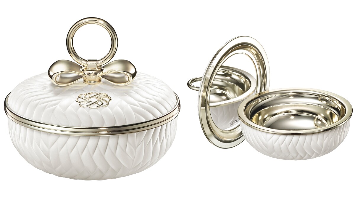 黛珂永恆祈願蜜粉擁有如同優美工藝品般的粉盒，將粉芯取出後也能當作珠寶飾品盒使用。