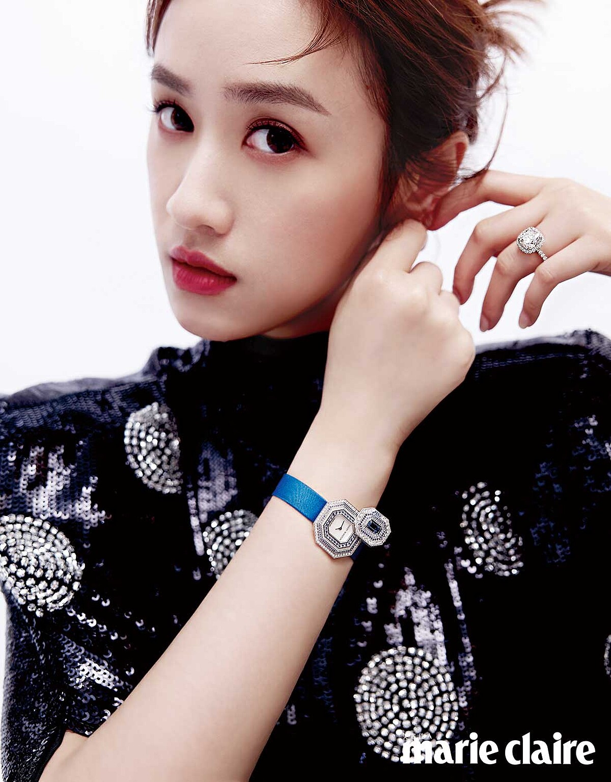 水鑽刺繡斗篷外套，H&M Innovation Circular Design Story。2021年全新 Emerald Signature 頂級珠寶腕錶_淺藍寶石款、The One 系列枕型切工鑽石婚戒，主石約3.13克拉，both by Harry Winston。