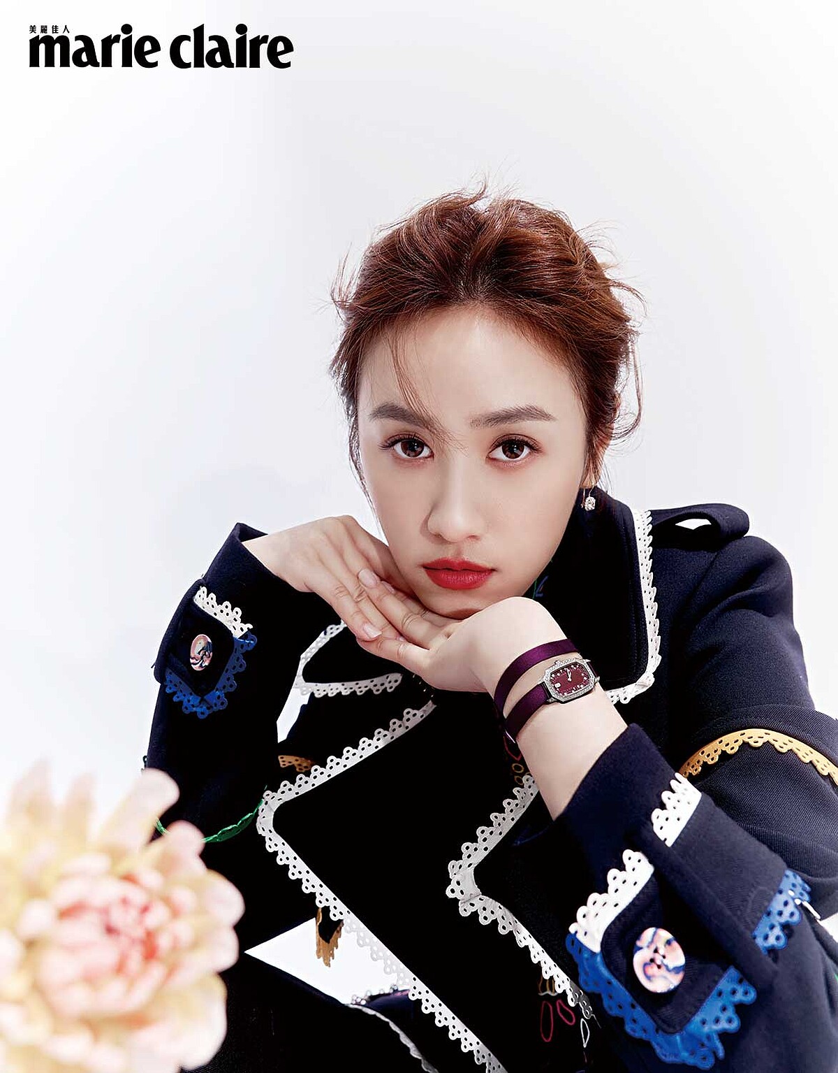 彩色皮革緄邊風衣，Chloe。 印記 Emerald 系列腕錶＿紫羅蘭色款、The One 系列枕型切工極細微密釘鑲嵌鑽石耳環，鑽石總重約2.69克拉，both by Harry Winston。