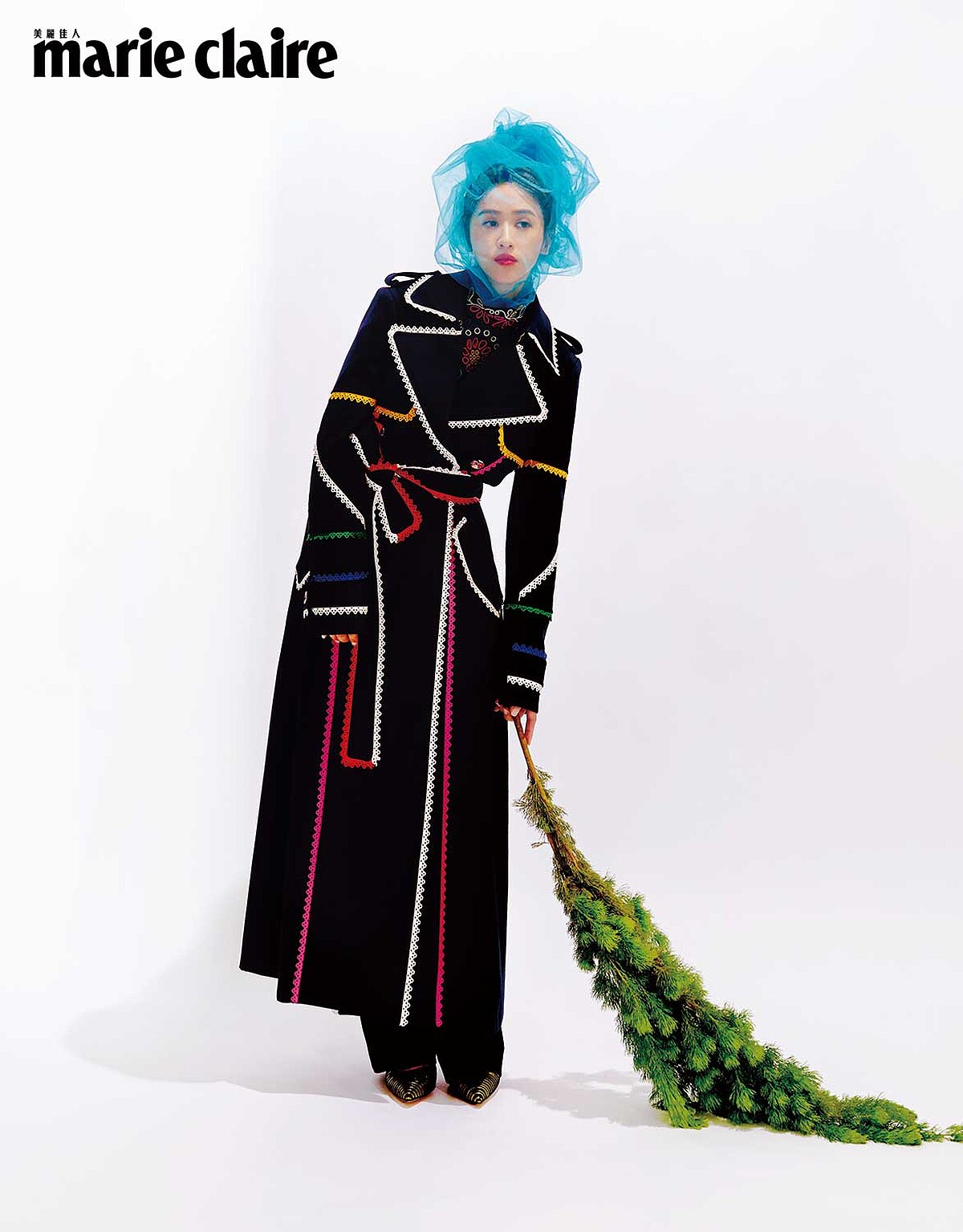 彩色蕾絲圖紋高領上衣、黑色長褲、彩色皮革緄邊風衣，all by Chloe；黑金雙色拼接高跟鞋，Manolo Blahnik。