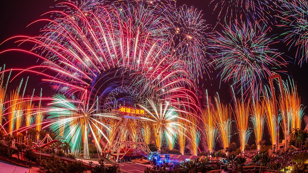 2022劍湖山跨年煙火秀超狂！全球唯一摩天輪主體施放、全台首次「浮空煙火」震撼視覺饗宴