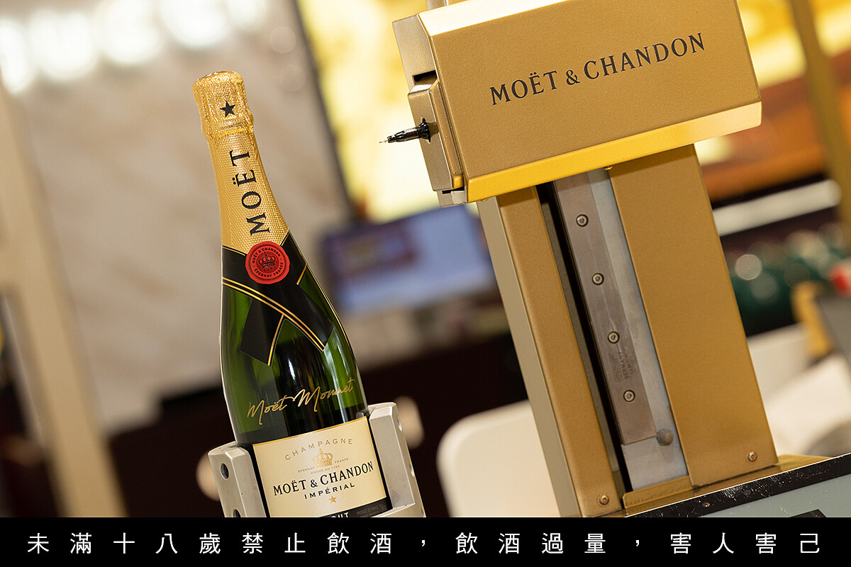 酩悅香檳・金色耶誕快閃店 瓶身印字機。
