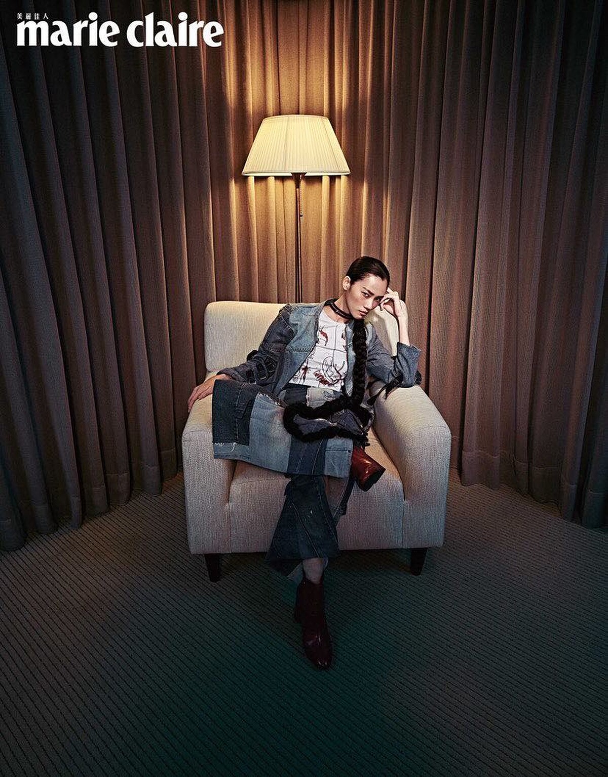 丹寧外套、白色上衣、丹寧長褲、黑色頸鍊，all by Jenn Lee。