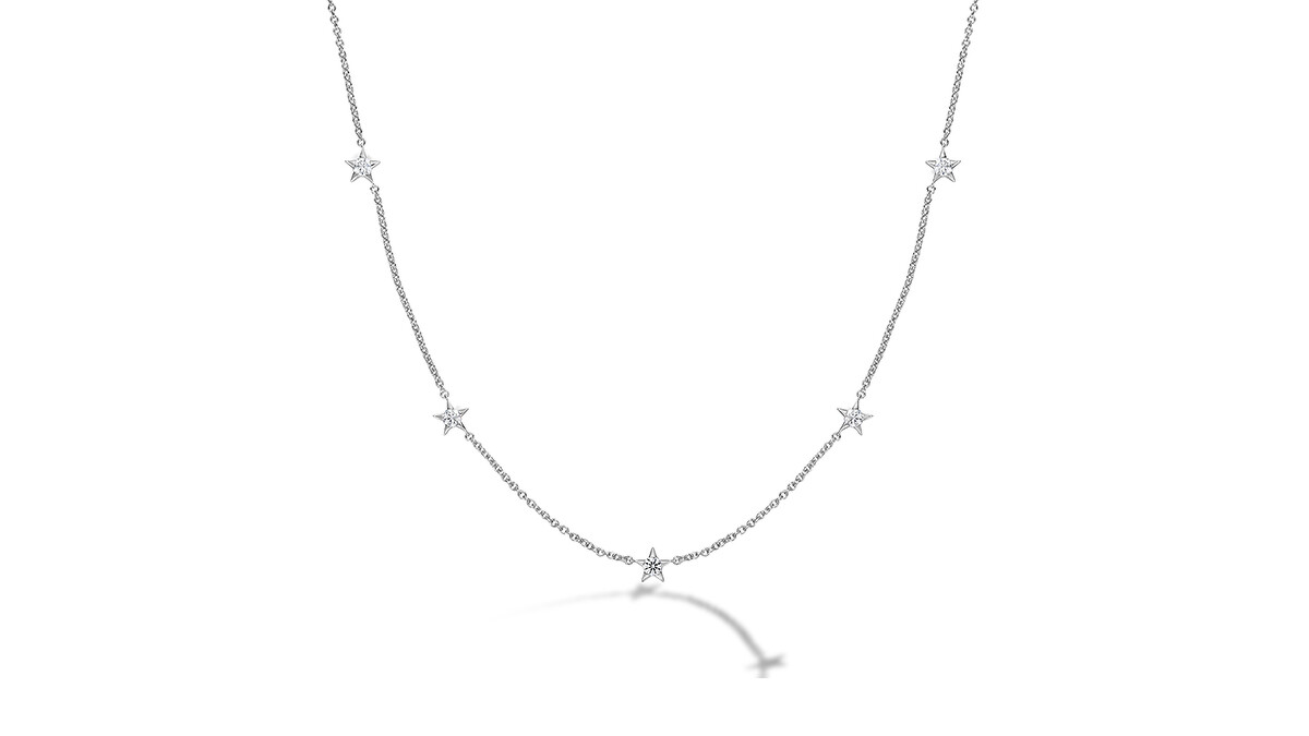 Illa 白K金鑽石項鍊 鑲嵌五顆完美的Hearts On Fire鑽石,達成每個里程碑和成就時別忘初心,提醒人們生命是一段精彩旅程,活出自己嚮往的模樣才是首要。