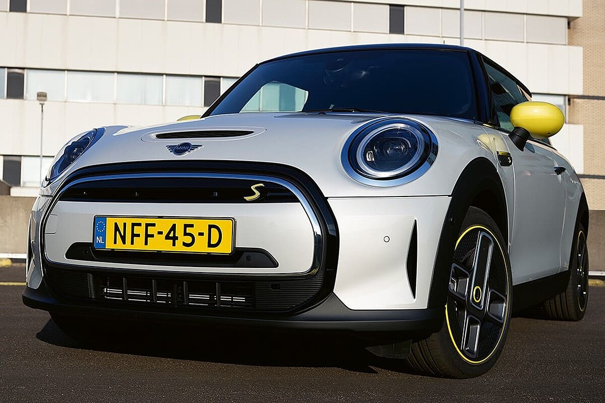 後視鏡外蓋、置入於水箱護罩與方向燈飾板及車型銘牌上的S徽飾皆以MINI電動車專屬色Energetic Yellow呈現。