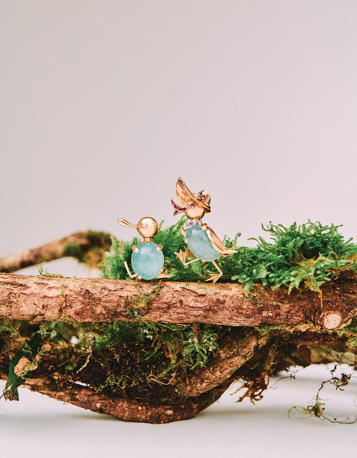 Heritage典藏系列Bec en l'air胸針，(1951年，黃K金、玫瑰金、白K金、一顆8.64克拉蛋面切割俄羅斯祖母綠、鑽石)；Heritage典藏系列Cane au chapeau 胸針，(1950年，黃K金、玫瑰金、鉑金、白K金、一顆6.80克拉的蛋面切割俄羅斯祖母綠，紅寶石，鑽石)。