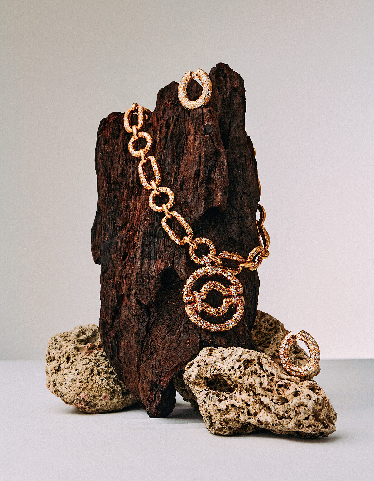 Heritage典藏系列：Sèvres耳環，(1972年，黃K金、鑽石)；Sèvres項鍊，(1972年，黃K金、鑽石)